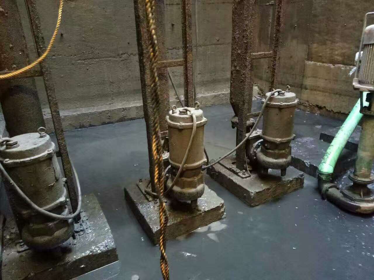 班玛污水池清理