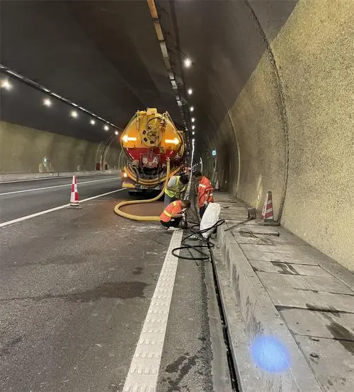 班玛隧道排水渠清淤